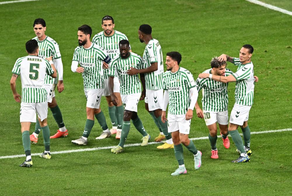 英超积分榜：枪手曼城维拉排名前三，水晶宫获胜升至第四，